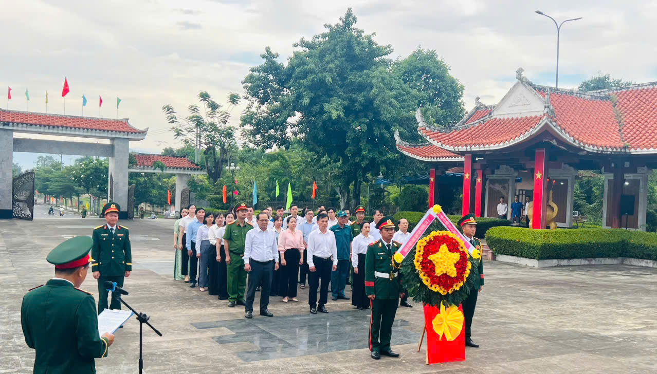 Cẩm Lệ: Lễ dâng hương, đặt vòng hoa và tưởng niệm các anh hùng liệt sĩ