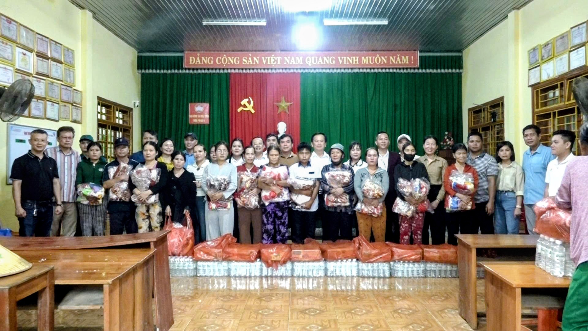 Cẩm Lệ: 100 triệu đồng hỗ trợ người dân xã thạnh mỹ bị thiệt hại do lũ lụt