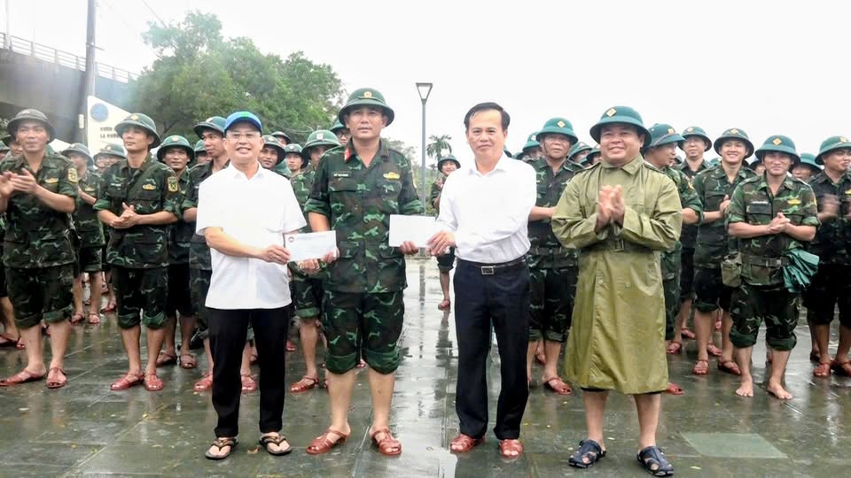 CẨM LỆ: Lãnh đạo phường thăm, động viên lực lượng tham gia tổng dọn vệ sinh vùng rau La Hường