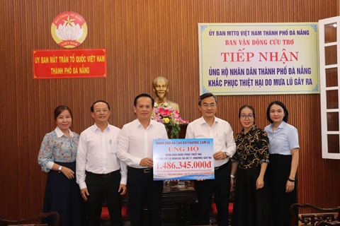 Cán bộ và Nhân dân phường Cẩm Lệ hỗ trợ đồng bào bị thiệt hại do bão số 10, 11