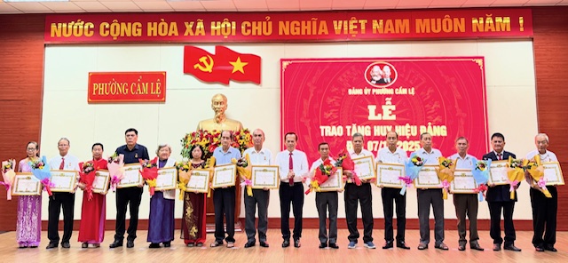 CẨM LỆ: 45 Đảng viên đủ tiêu chuẩn nhận huy hiệu Đảng đợt 7 tháng 11/2025