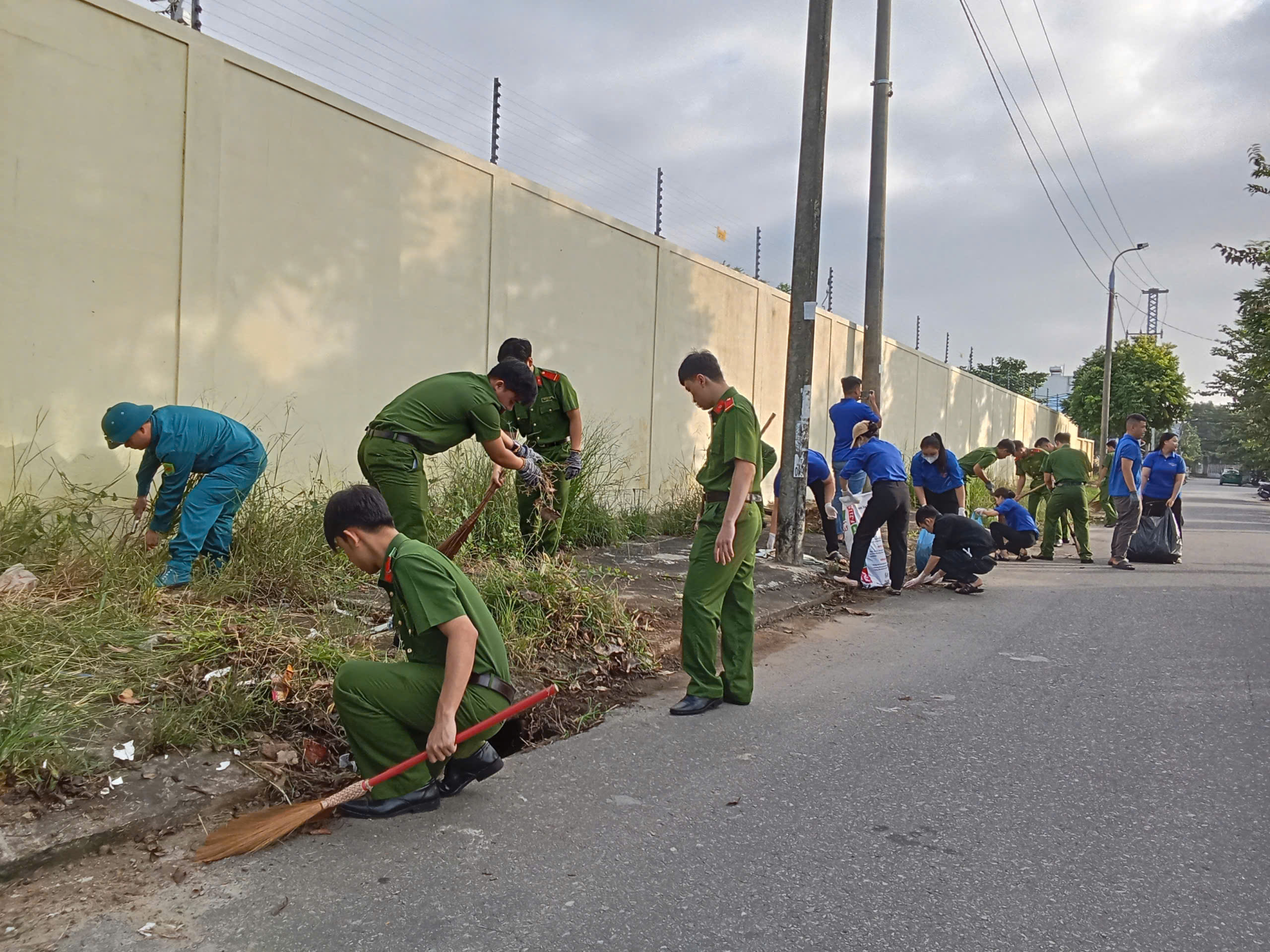 CẨM LỆ: Đoàn Thanh niên cộng sản Hồ Chí Minh phường phối hợp Chi đoàn cơ sở phòng PC10 - Công an thành phố Đà Nẵng ra quân dọn vệ sinh môi trường.