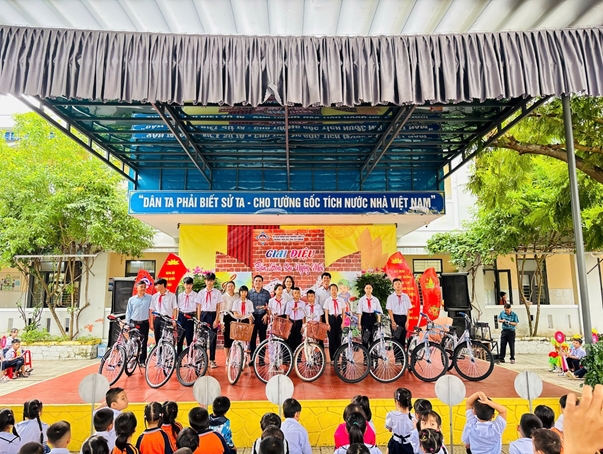 CẨM LỆ: Chương trình “Trao tặng xe đạp-Tiếp sức đến trường” do Chi bộ Phòng Văn hoá - Xã hội phường Cẩm Lệ phát động với mong muốn hỗ trợ phương tiện đến trường cho học sinh nghèo, khó khăn do ảnh hưởng bão, lụt.