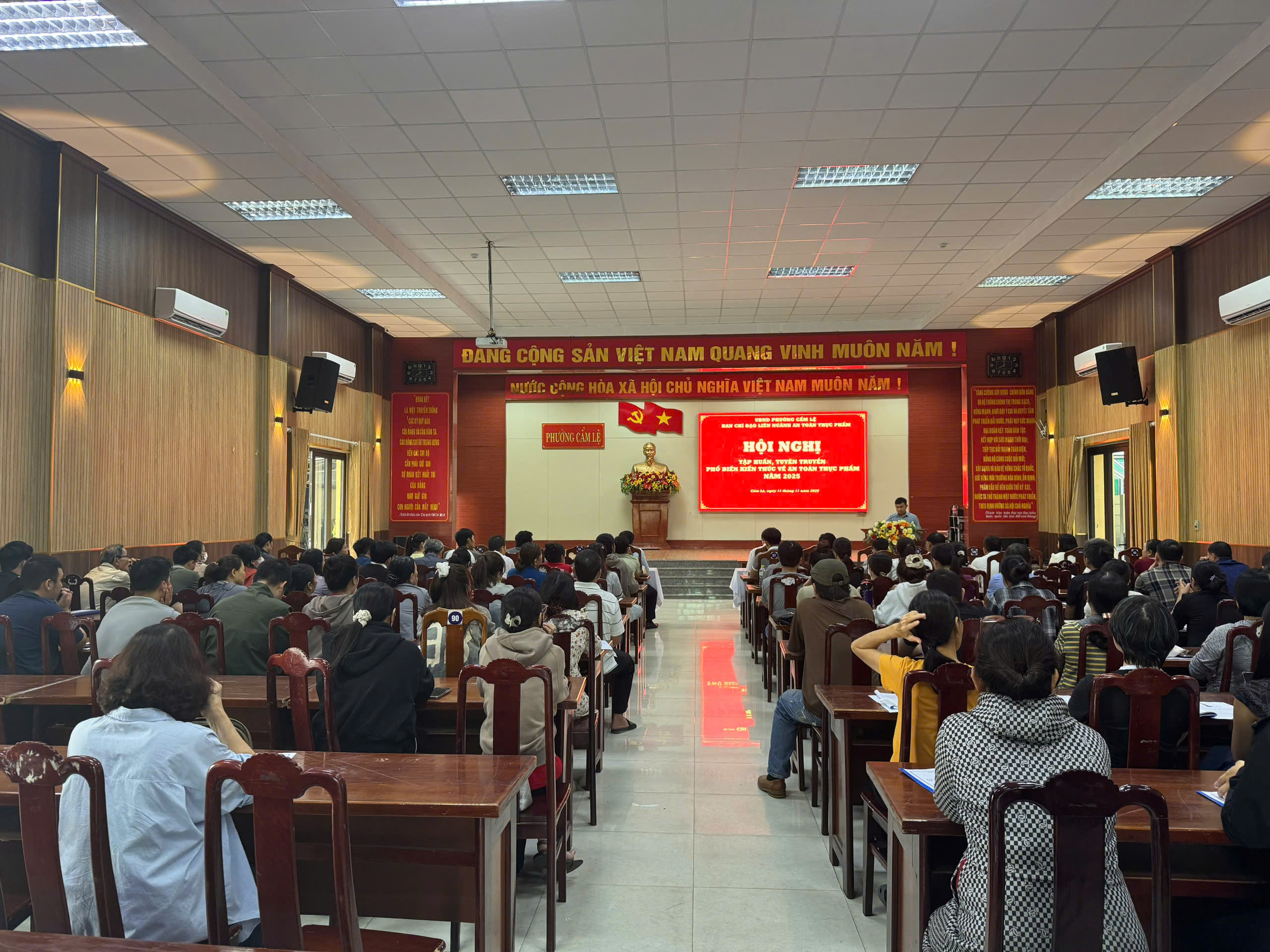 CẨM LỆ: Tuyên truyền, phổ biến các quy định của pháp luật và kiến thức đảm bảo an toàn thực phẩm.