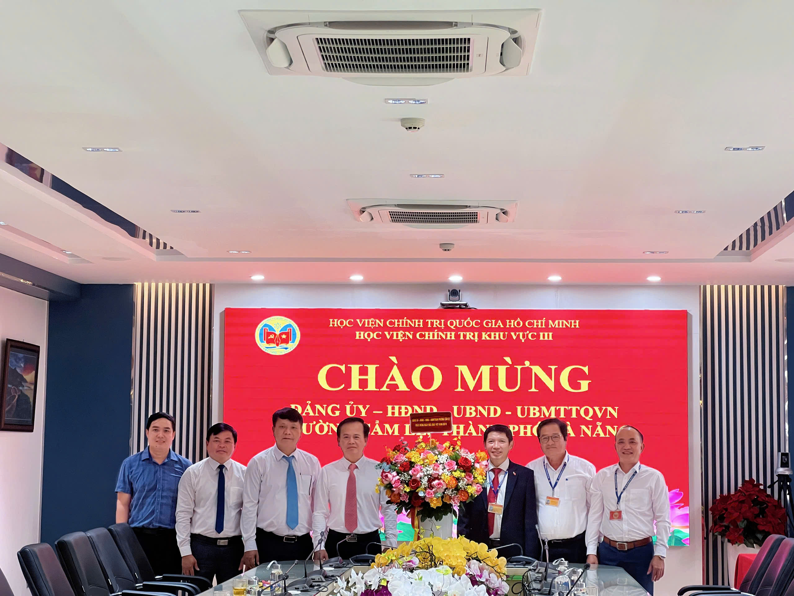 CẨM LỆ: Lãnh đạo phường tổ chức các Đoàn công tác đến thăm các trường học, cơ sở giáo dục nhân dịp 20/11