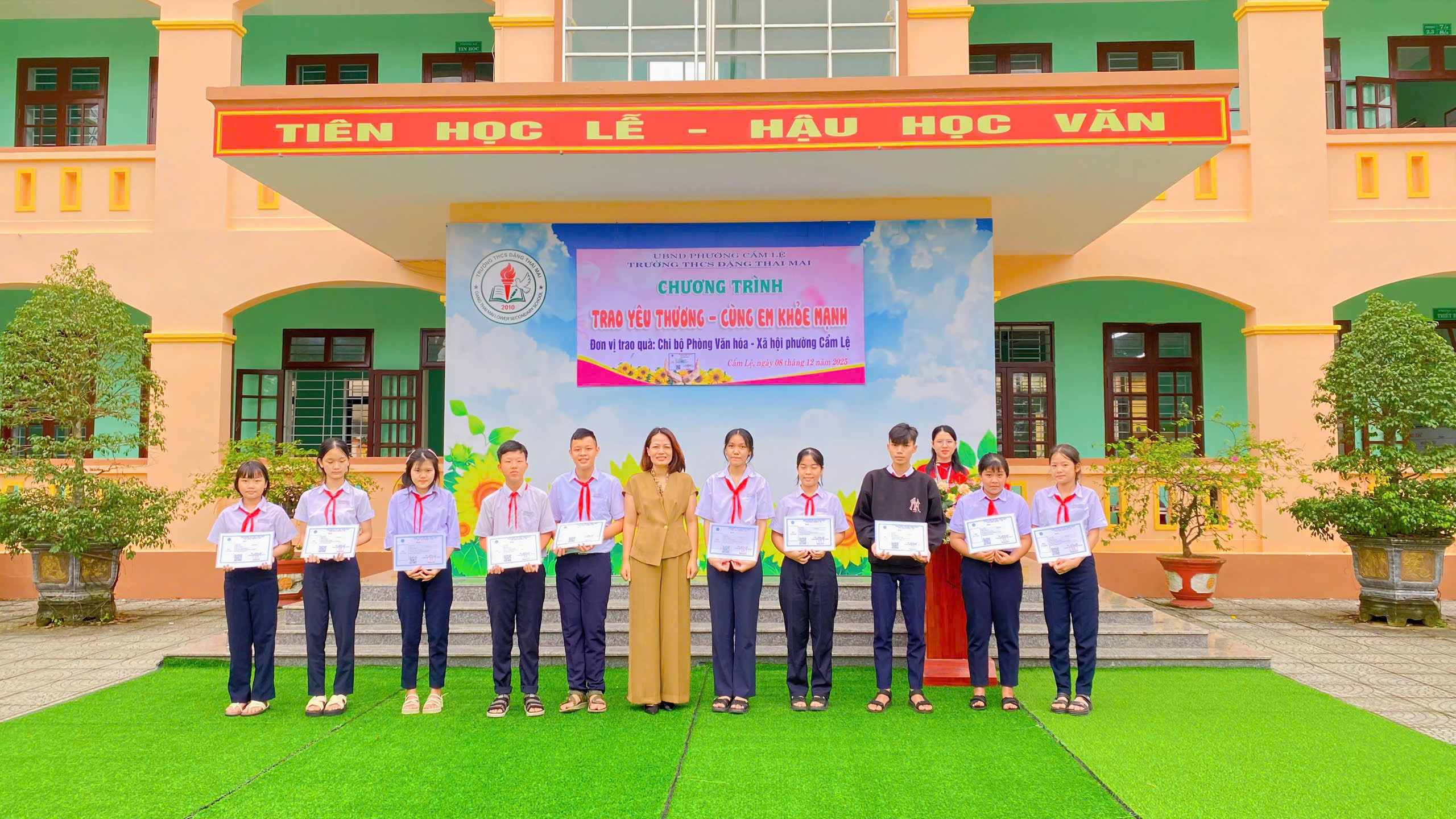 Tặng 70 thẻ bảo hiểm y tế cho học sinh có hoàn cảnh khó khăn