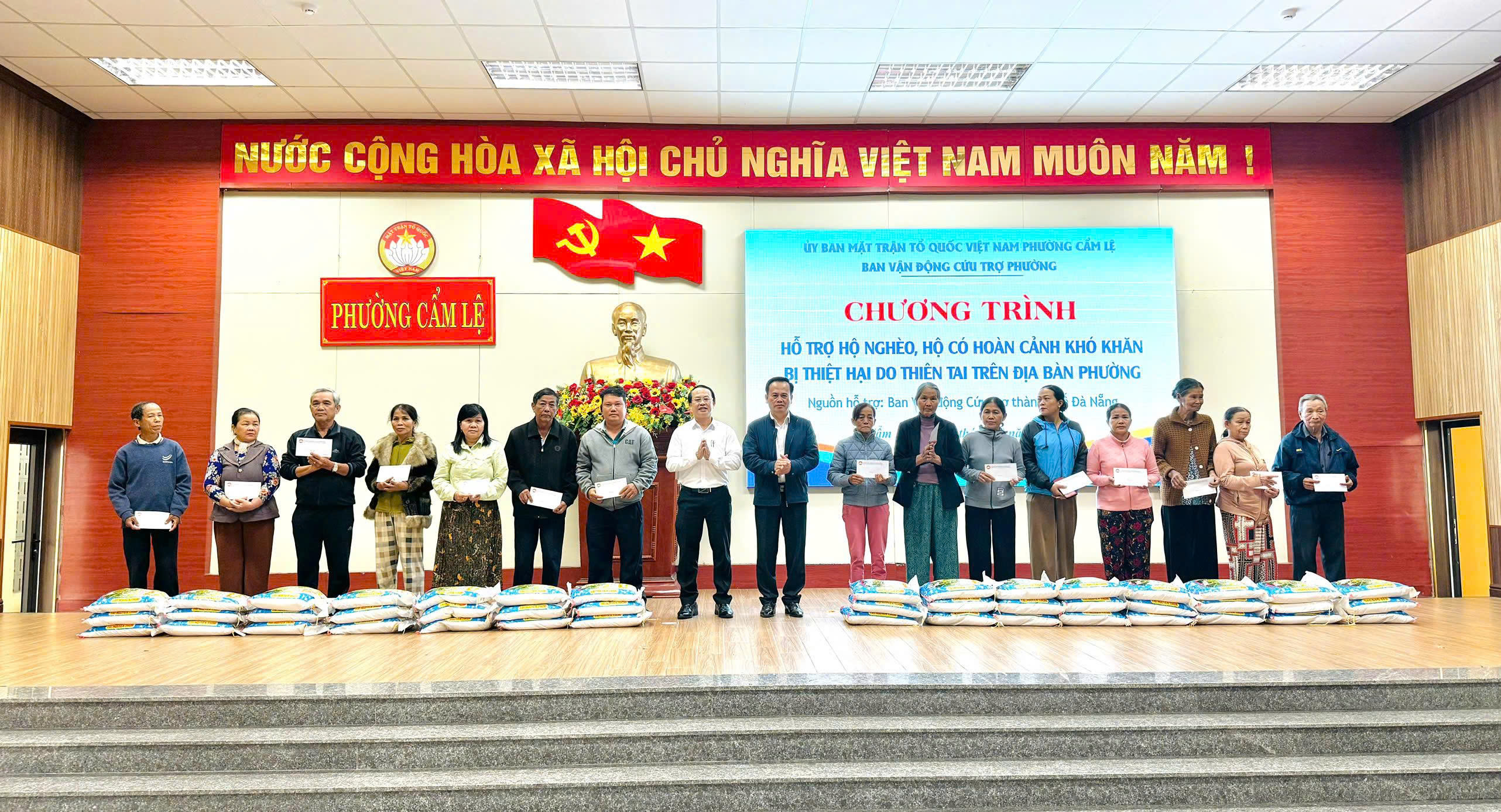 Cẩm Lệ: Trao quà cho hộ nghèo, hộ có hoàn cảnh khó khăn bị thiệt hại do thiên tai trên địa bàn phường