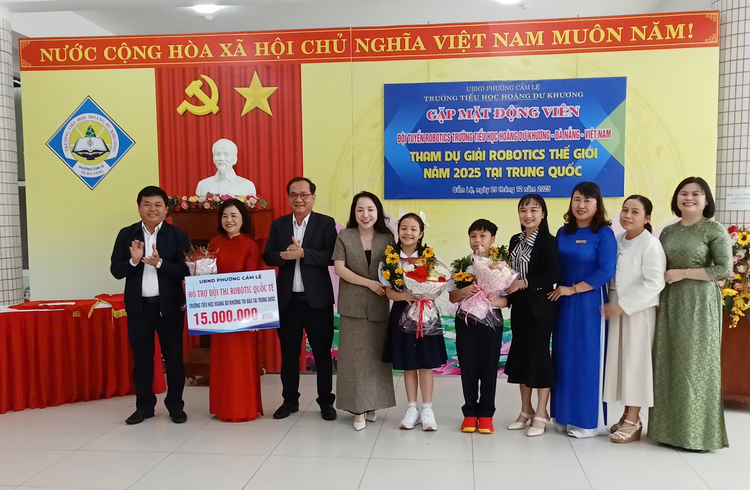 Cẩm Lệ: Thăm hỏi, động viên và tặng quà cho các em học sinh trong đội tuyển học sinh Trường Tiểu học Hoàng Dư Khương tham gia cuộc thi Robotics quốc tế tại Trung Quốc.