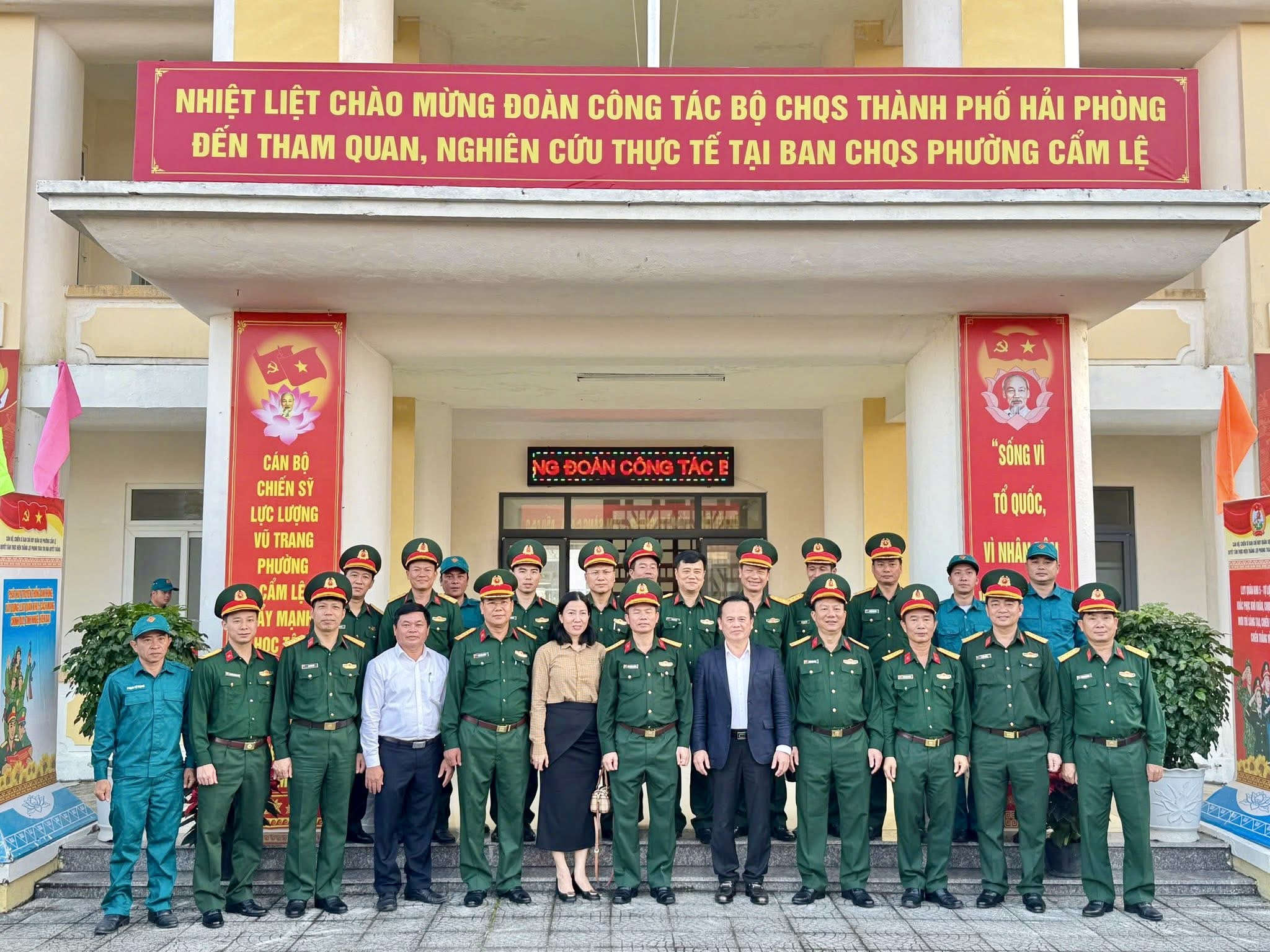 Đoàn công tác bộ Chỉ huy quân sự thành phố Hải Phòng tham quan,  nghiên cứu thực tế tại Trung đội Dân quân thường trực phường Cẩm Lệ