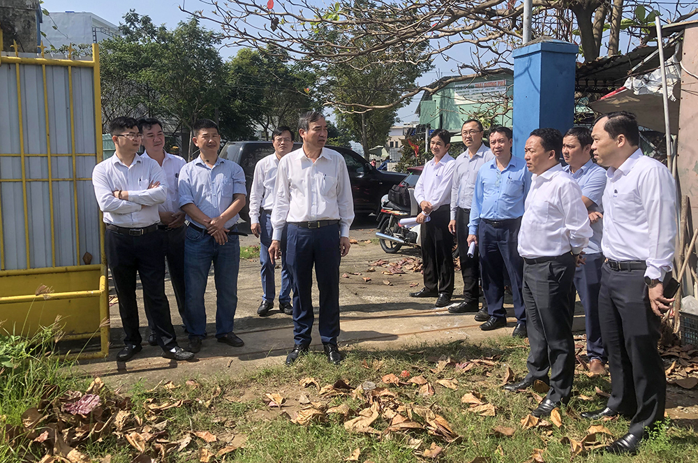 Chủ tịch UBND thành phố Lê Trung Chinh kiểm tra thực tế tại một số chung cư, tuyến kè chống sạt lở